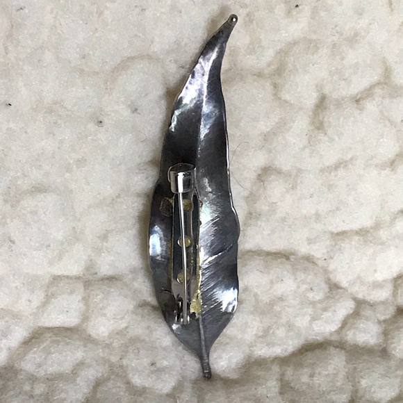 An oxidized silver feather pin/brooch. Handcrafted, delicate and elegant - Picture 2 of 2
